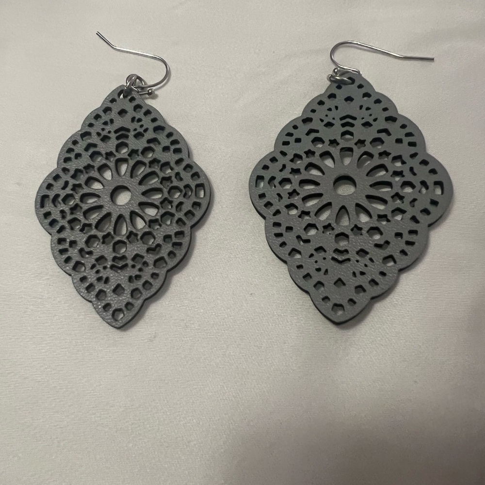 Elegant Gray Filigree Earrings